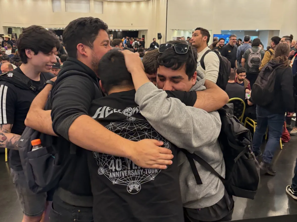 Luis Venegas y sus compañeros se abrazan en la sala del Regional Championship de Buenos Aires.