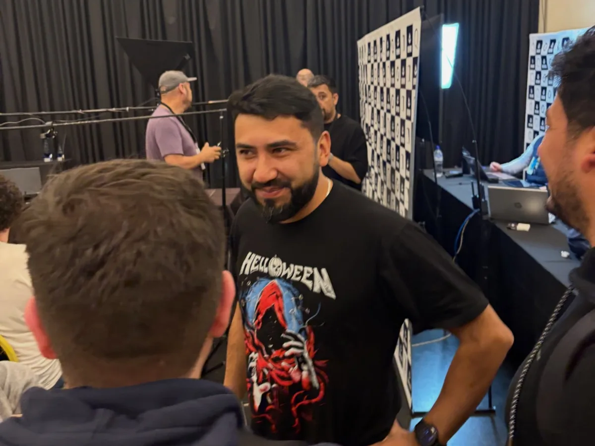 Luis Venegas conversa con otros jugadores en la sala del torneo en Buenos Aires.